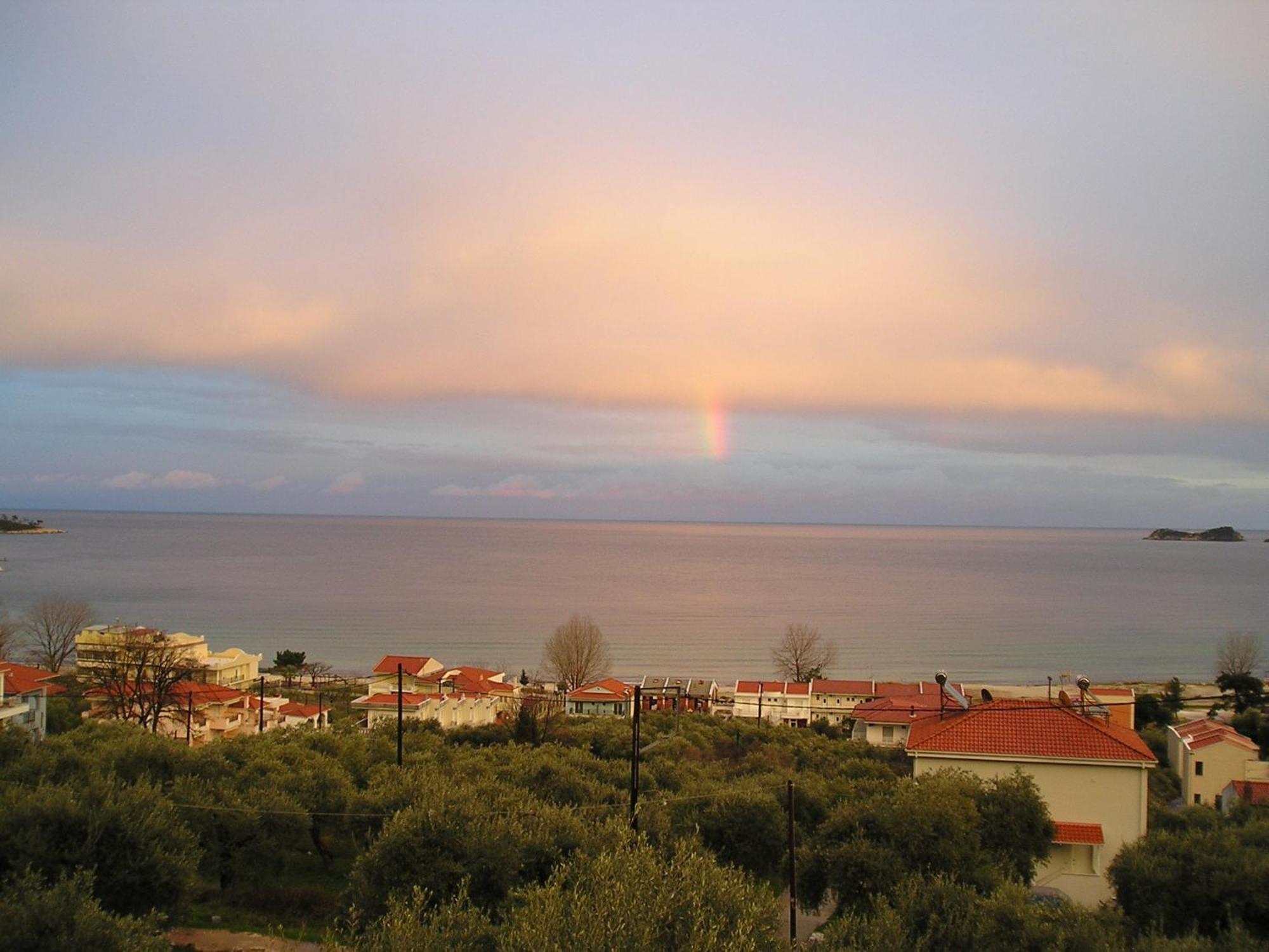 Golden Beach Inn Chrisi Ammoudia Exteriör bild