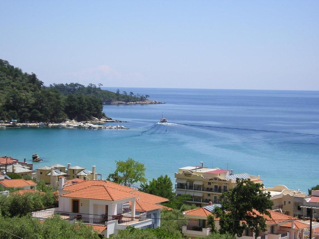 Golden Beach Inn Chrisi Ammoudia Exteriör bild